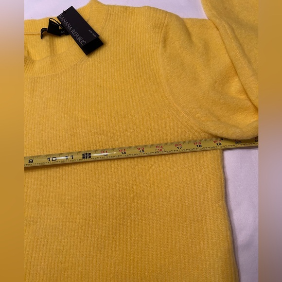 Banana Republic Aire Crew-Neck Sweater Yellow Size Small NWT - Picture 5 of 9